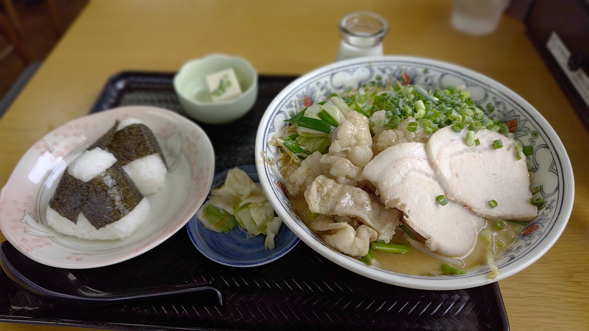 type89ojisan's tweet photo. 地元テレビなどで紹介されていて　ちょっと気になっていたので嫁さん誘って　庄原までドライブ　ドライブイン　みっきー　ホルモン増量とおむすびセットを注文、出てきた料理を見て　かなりボリュームに後悔　頑張って完食したが　流石に晩御飯は入らないなぁ〜 https://t.co/xFTt05l34b