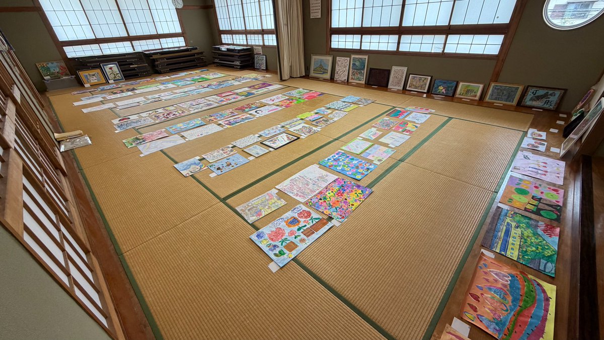 s_akebono's tweet photo. 公募展「みちあふれる表現」に223点のご応募をいただき、ありがとうございました！
7/31(金)に、審査員の方にお越しいただき、審査会をしました。うーん迷う…と悩んでおられたのが印象的でした。審査結果を郵送しましたので、今週中には届くと思います。もう少しお待ちください。 https://t.co/JARMSn3JBe
