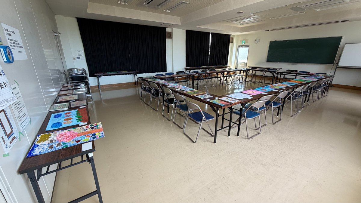 s_akebono's tweet photo. 公募展「みちあふれる表現」に223点のご応募をいただき、ありがとうございました！
7/31(金)に、審査員の方にお越しいただき、審査会をしました。うーん迷う…と悩んでおられたのが印象的でした。審査結果を郵送しましたので、今週中には届くと思います。もう少しお待ちください。 https://t.co/JARMSn3JBe
