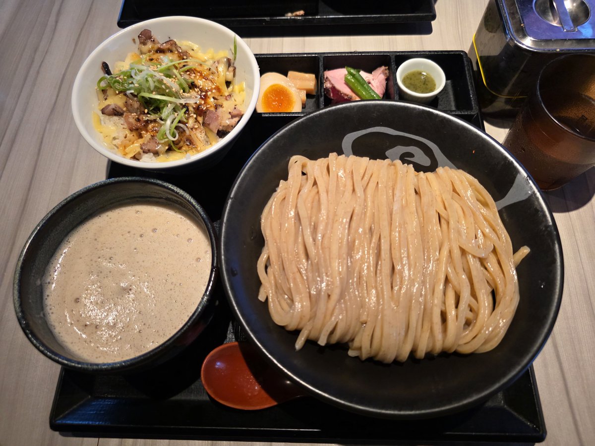 owlpex's tweet photo. 昼間につけ麺食ったんやけどめちゃめちゃ美味かった… https://t.co/MMkboFuV03