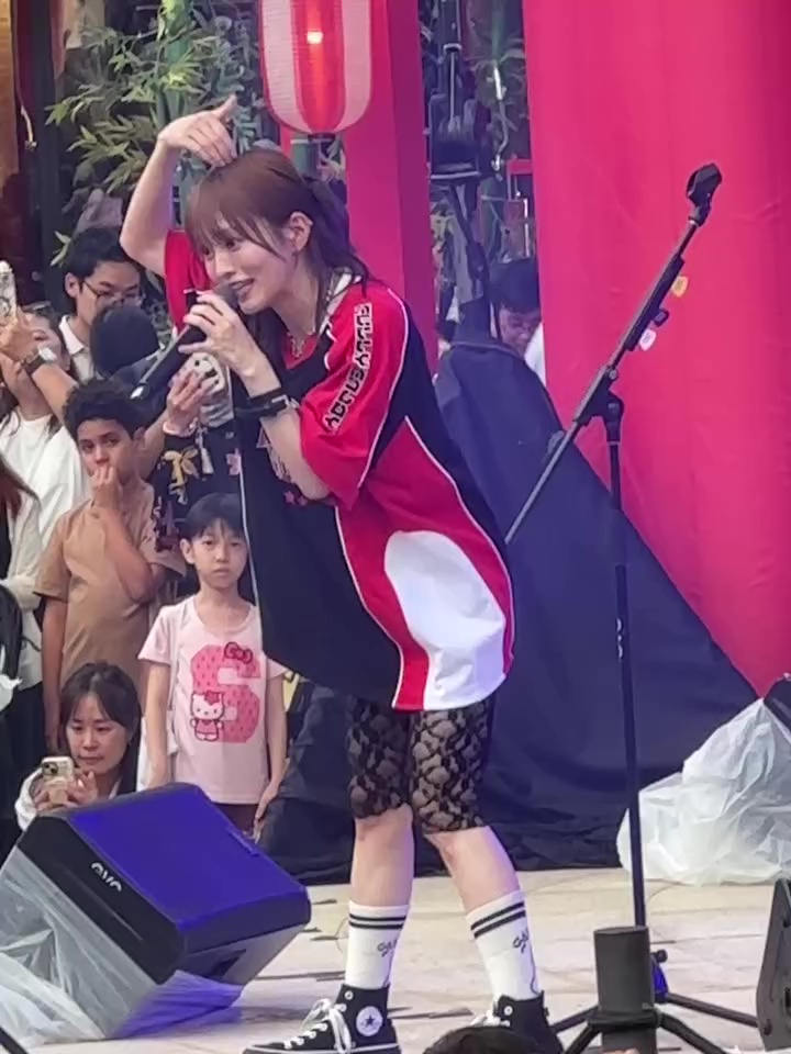 ILoveSayakacyan's tweet photo. インスタ山本彩 -1/1 #山本彩 

📍LaLaport BBCC「盆踊りフェスティバル」
⁡
屋外LIVEの様子をおすそ分け☺️☀️
⁡
屋台や提灯が並ぶ、賑やかな場所でのLIVEは
最高に気持ちよかったです🎤🏮✨ …
⁡
※ 動画のスクショです https://t.co/oMcT4z8YdG