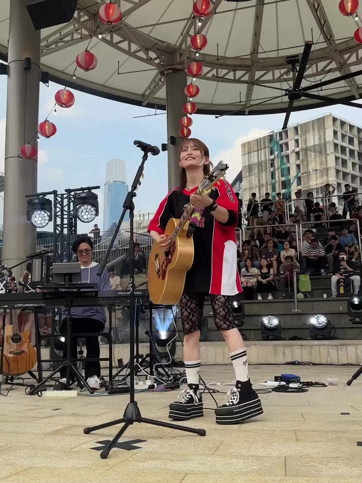 ILoveSayakacyan's tweet photo. インスタ山本彩 -1/1 #山本彩 

📍LaLaport BBCC「盆踊りフェスティバル」
⁡
屋外LIVEの様子をおすそ分け☺️☀️
⁡
屋台や提灯が並ぶ、賑やかな場所でのLIVEは
最高に気持ちよかったです🎤🏮✨ …
⁡
※ 動画のスクショです https://t.co/oMcT4z8YdG