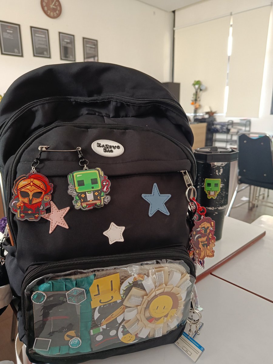 D3rplord3_'s tweet photo. Irloomf has got the coolest bag I've ever seen holy shit https://t.co/ozKGwoOCph