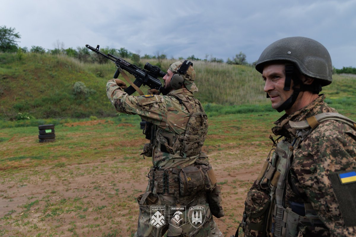bsp_donbas's tweet photo. Кілька моментів з повсякденного життя батальйону «Донбас». На цих фото — звична бойова робота та простий солдатський побут без прикрас. Робимо свою справу далі https://t.co/MsLpxMHZnv