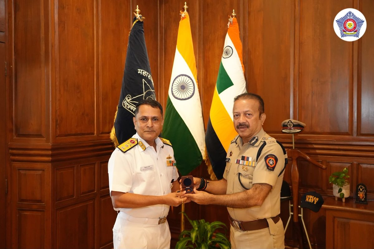 CPMumbaiPolice's tweet photo. 🔸Had an engaging conversation with Rear Admiral Vidhyadhar Harke, VSM, Flag Officer Commanding Maharashtra Naval Area (FOMA), at the @MumbaiPolice Headquarter.

🔸@MumbaiPolice मुख्यालय येथे महाराष्ट्र नौदल क्षेत्राचे ध्वज अधिकारी रिअर ॲडमिरल विद्याधर हारके, व्ही.एस.एम. यांची भेट घेतली. या भेटीदरम्यान त्यांच्यासोबत विविध महत्त्वपूर्ण विषयांवर संवाद साधला.