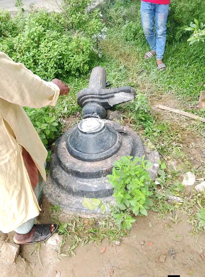 HinduUnityBD's tweet photo. 🚨 Breaking: Islamists vandalised the sacred Shivling at Mahamaya Ashram in Baghibari, Monohardi, Narsingdi 🇧🇩.

While destroying the Shivling they chanted “Allahu Akbar” and threatened to drive non-Muslims out of the country.
#SaveBangladeshiMinorities https://t.co/yLfE0usuXX