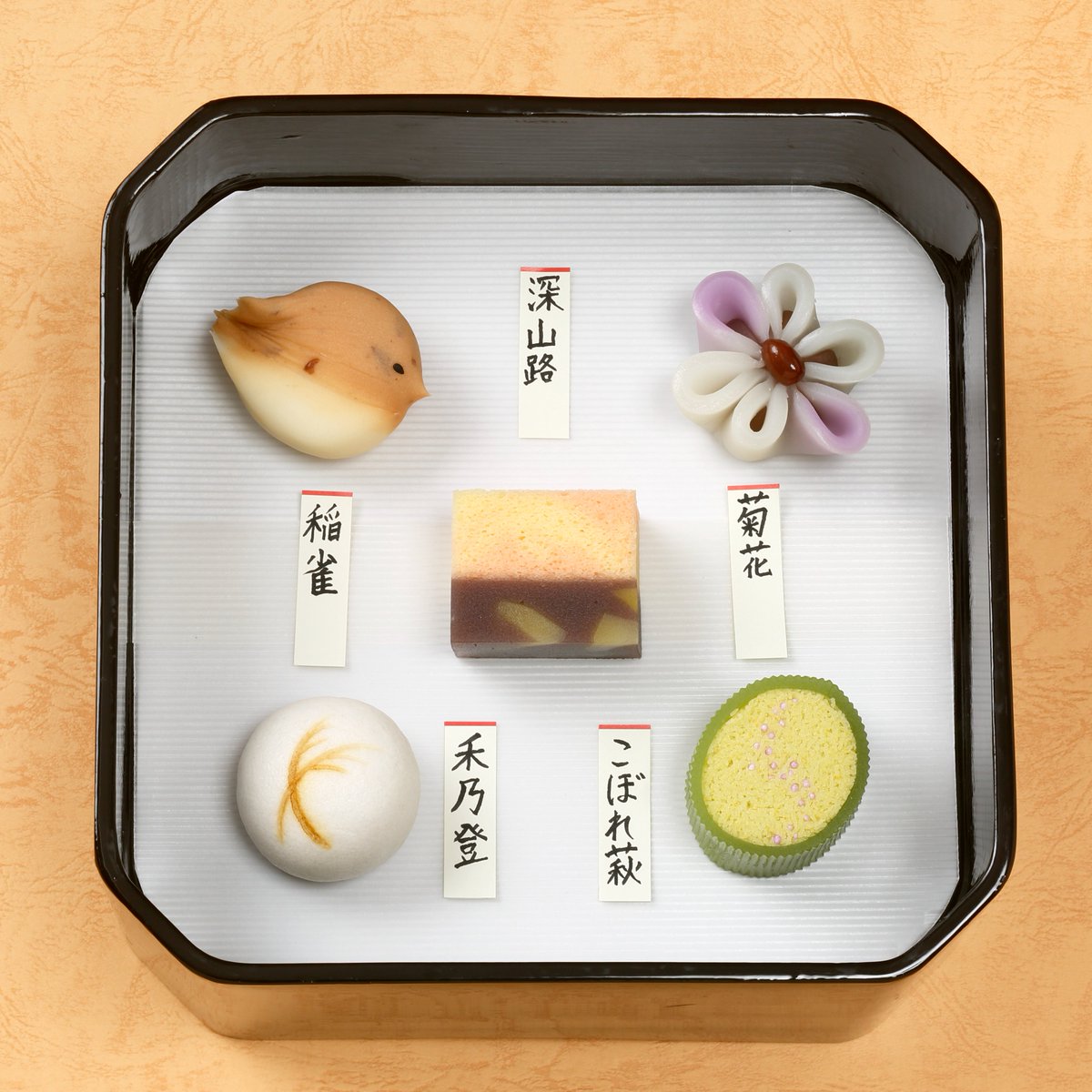 Wagashi_Towakai's tweet photo. #和菓子 で秋をお楽しみください🍁

和菓子月例品評会 出品作品 上生菓子
夏が終わり実りの秋がだんだん近づいてくる情景を表現しました。

制作 横谷はんなさん
#成城風月堂(東京都世田谷区) 

月刊東和 2026年9月号 https://t.co/QdhBoOJ2JE