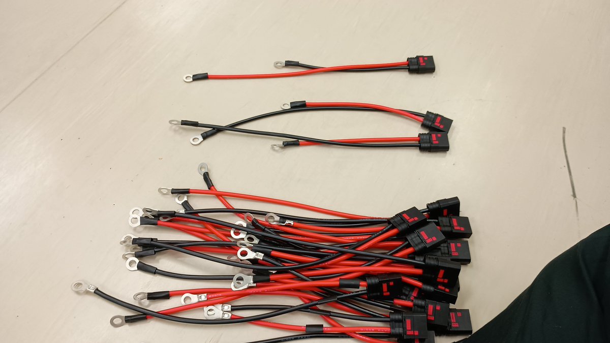 SC_Sameshima's tweet photo. 着いたーと思ったらすぐにお手伝いに入ってる
#極限ロボティクス合宿 #WildRobotics https://t.co/51pqWbrj2Y