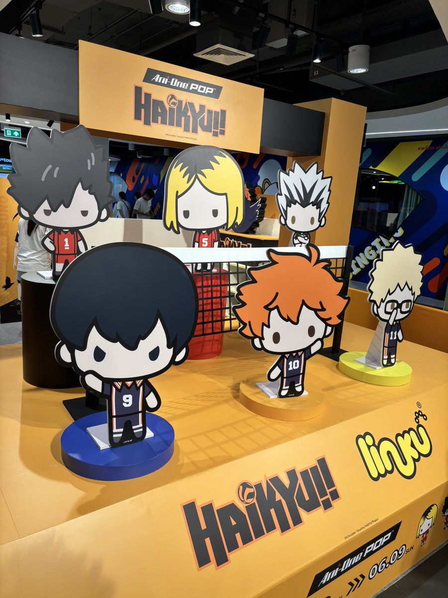 Vanatcha_oil's tweet photo. MBK ตอนนี้คือสวรรค์ด้อมเมะมาก มีอะไรให้เดินเยอะมากจริง มีทั้ง Pop up Hunter x Hunter (มีให้ทดสอบสายเน็นด้วย!) เดินขึ้นมาก็มีคาเฟ่ ouran host club ตามด้วยอนิเมทที่ใหญ่มาก ของขายเยอะแยะมากมาย แล้วตอนนี้มีเพิ่ม Pop up Haikyu มาอีกหนึ่ง ฟินมาก แต่ก็ล้มละลายทางการเงินได้ง่ายๆเลยนะ5555 https://t.co/jsXKNeTM8X