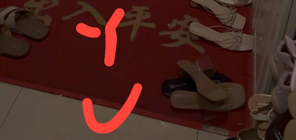 44saolou's tweet photo. part2 前段时间在外面扫楼，刚好听到女主和她男朋友出门，这个点打了好多次了，第一次看到女主，长得真骚啊，穿着鸡婆鞋，晚上回来后果然看到脱门口了，拿到楼道爽玩 https://t.co/4cCpG6JLLN