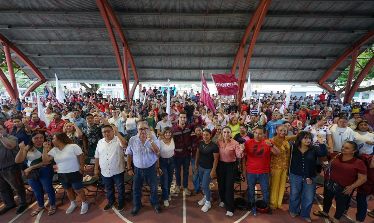 5toPoderDiario's tweet photo. #5topoder #noticias #COZUMEL
UNIDAD Y TRABAJO TERRITORIAL FORTALECEN LA TRANSFORMACIÓN EN COZUMEL
Cozumel, Quintana Roo.— En una jornada de cercanía y diálogo directo con la ciudadanía, Gino Segura llevó este viernes el mensaje de unidad y transformación a la isla de Cozumel, donde sostuvo un encuentro con vecinas y vecinos de la colonia San Miguel, reafirmando que las decisiones del municipio deben surgir de la voz de quienes lo habitan.

Trabajo territorial
La visita inició con un recorrido de proximidad ciudadana, durante el cual Gino Segura entregó el periódico Regeneración y conversó con familias para compartir información sobre las acciones que se realizan a nivel nacional y los avances del Segundo Piso de la Transformación impulsado por la presidenta Claudia Sheinbaum Pardo. Este ejercicio permitió fortalecer la comunicación directa con la comunidad y escuchar de primera mano sus necesidades.

Transformación nacional
El legislador destacó que el trabajo territorial que Morena mantiene en Quintana Roo es fundamental para consolidar la organización comunitaria y mantener un movimiento cercano al pueblo. Subrayó que la participación ciudadana es clave para construir el futuro de la isla y reiteró que “las decisiones de Cozumel las deben tomar los cozumeleños”, en un acto de respeto a la identidad y autonomía local.

Participación ciudadana
Durante la Asamblea Informativa en Defensa de la Transformación y la Soberanía Nacional, reconoció también el trabajo de la gobernadora Mara Lezama, quien mantiene presencia constante en territorio para atender las necesidades de las y los quintanarroenses. Señaló que la transformación se construye caminando, escuchando y dialogando con la gente, y que estos recorridos por los municipios fortalecen la unidad y organización de Morena en el estado.

Soberanía nacional
Fuente: 5to Poder Agencia de Noticias