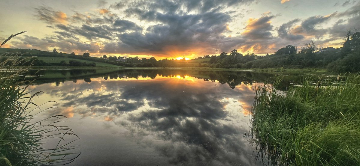 JamesCarlislef1's tweet photo. Sundown at lakeside yesterday evening @@bbcniweather @angie_weather @WeatherCee @barrabest @linzilima @geoff_maskell @Ailser99 @Ali_Totten @MCMarieB @CarolN657 @susankinloch https://t.co/2d6FDSaQba