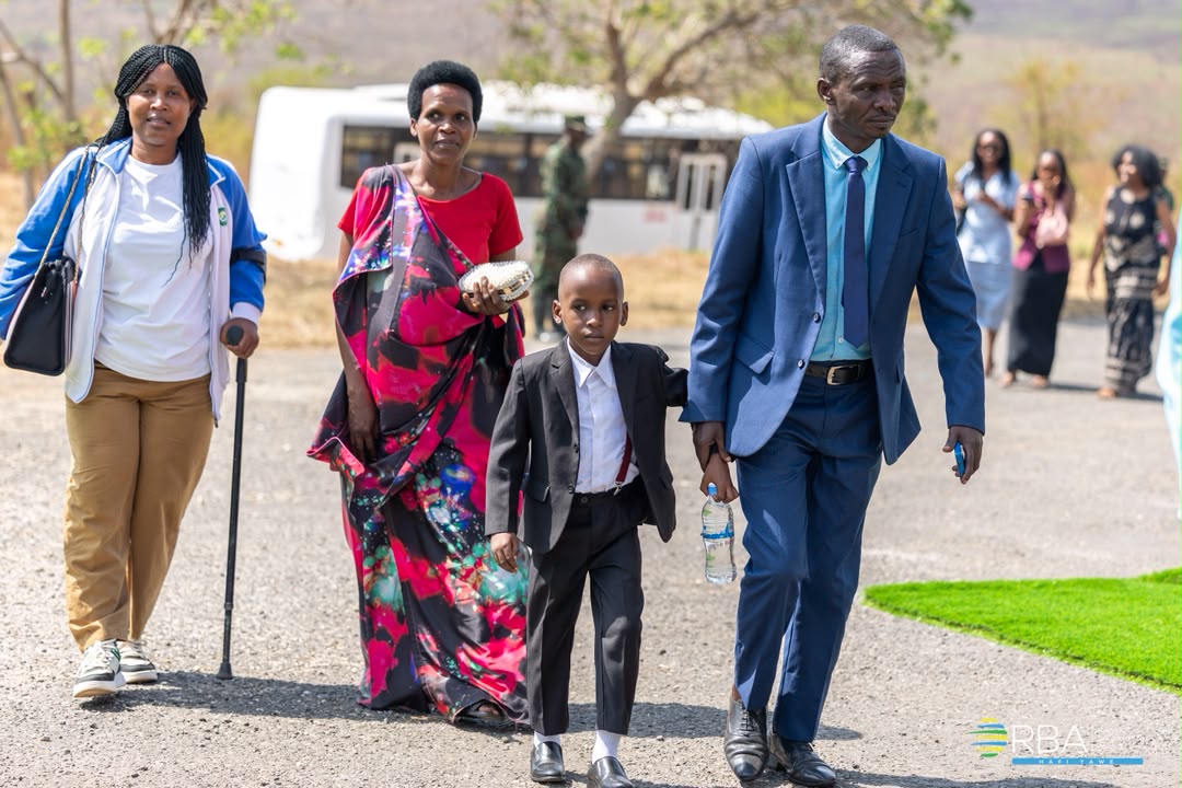 rbarwanda's tweet photo. 📷AMAFOTO 📷

Ababyeyi n’abandi batumirwa bageze mu Kigo cy’Imyitozo ya Gisirikare i Gabiro, ahagiye gusorezwa ibikorwa by’Itorero Indangamirwa, Icyiciro cya 16 kuri uyu wa Mbere.

Iri torero ryatangiye tariki ya 1 Nyakanga 2026, ryitabiriwe n'abagera kuri 769 barimo abiga mu mahanga, abiga mu mashuri mpuzamahanga akorera mu Rwanda, abo mu Mashuri Makuru na Kaminuza zo mu Rwanda ndetse n’ababaye indashyikirwa ku Rugerero baturutse mu Turere twose tw’Igihugu. #RBAAmakuru

📸: @NdiRuzi