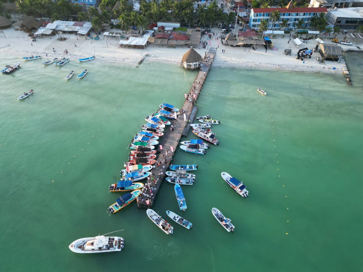 5toPoderDiario's tweet photo. #5topoder #noticias #zonamaya #LAZAROCARDENAS

TORNEO DE PESCA “NAIN MOGUEL ORDAZ” CONSOLIDA TRADICIÓN EN HOLBOX

Holbox, Lázaro Cárdenas.— En un ambiente de celebración comunitaria y fortalecimiento de las tradiciones marítimas, se llevó a cabo la VI edición del torneo de pesca “Nain Moguel Ordaz”, evento que reunió a más de 30 embarcaciones en las modalidades de pesca ribereña y de altura. La jornada concluyó con la premiación encabezada por el presidente municipal Nivardo Mena, quien destacó la importancia de esta competencia para la identidad pesquera de Holbox y el impulso al turismo local.

Las actividades iniciaron desde las primeras horas del sábado, luego de la tradicional cena de capitanes que marcó el arranque oficial del torneo. Pescadores provenientes de diversas comunidades se hicieron a la mar en busca de las mejores capturas, en un ambiente de camaradería y sana competencia que caracterizó toda la jornada.

Al caer la tarde, el presidente municipal, acompañado por el empresario Ismael Moguel Canto, el homenajeado Nain Moguel Ordaz y el alcalde de Holbox Jafet Silvatan Escamilla, reconoció públicamente a los ganadores de ambas categorías. En pesca de altura, la embarcación “Sonia”, capitaneada por Fernando Caamal, obtuvo el primer lugar con 1,178 puntos, haciéndose acreedora a un premio de 400 mil pesos. El segundo sitio fue para “Katherine”, de Ulises Sabatini, con 1,096 puntos y un premio de 200 mil pesos, además de registrar la captura más grande: un negrillo de más de 20 kilos. El tercer lugar lo obtuvo “Ceviche V”, del capitán Jonh Bater, con un premio de 120 mil pesos, mientras que el cuarto sitio fue para “Isla Arena”, de Carlos Valerio Mendoza, con 820 puntos y un premio de 50 mil pesos.

En pesca ribereña, la embarcación “Karina”, del capitán Fredy Ancona, se posicionó en primer lugar con 820 puntos, seguida de “Raquel”, de Isabel Santana, y “Lorena”, que obtuvo el tercer sitio.

El Ayuntamiento de Lázaro Cárdenas reafirmó que este torneo seguirá fortaleciéndose como una de las celebraciones más representativas de la región, promoviendo la convivencia familiar, el deporte y la actividad pesquera.

Fuente: 5to Poder Agencia de Noticias