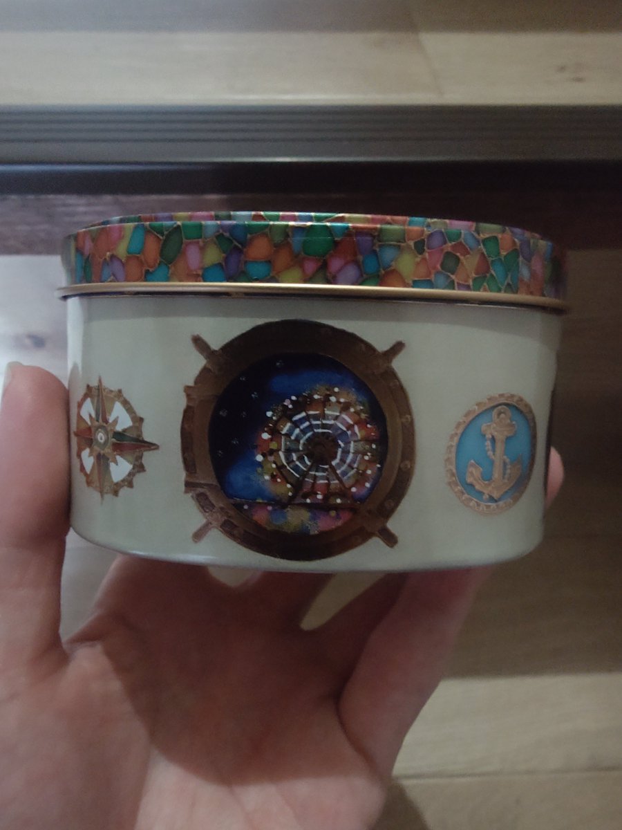 saidegi1's tweet photo. オシャレなクッキー缶を開けてビックリ😲 https://t.co/iKVEa2KVIP