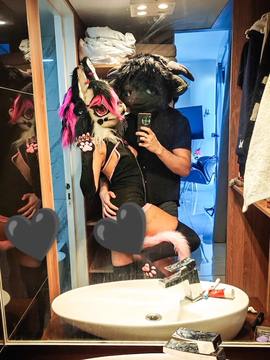 kittylynxx_'s tweet photo. With my beauty dragy~ 🐉🖤 https://t.co/lbxNOwCYv8