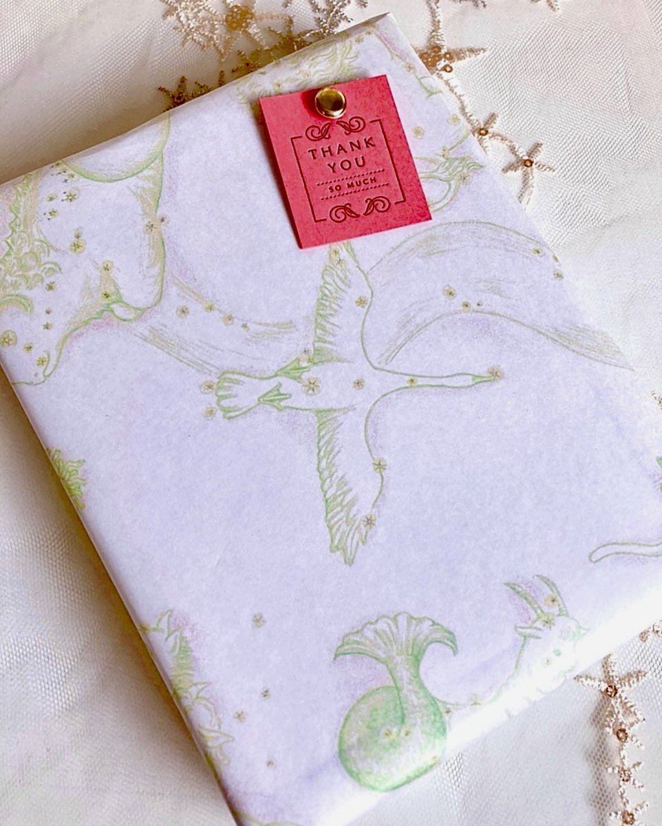 girlystandard's tweet photo. #鳩の日
#はとの日
鳩を描いた、デザイン・ラッピングペーパー🎁

はと座が、オリーブの花束をいっかくじゅう座に届ける一場面を描いています🕊️

ブックカバーや、ラッピングなど、いろんな用途に使える人気のペーパー。

現在、この柄で生地も作成中です💫

　 #minne
https://t.co/PX0FtMSRSw https://t.co/ygig23TLi1