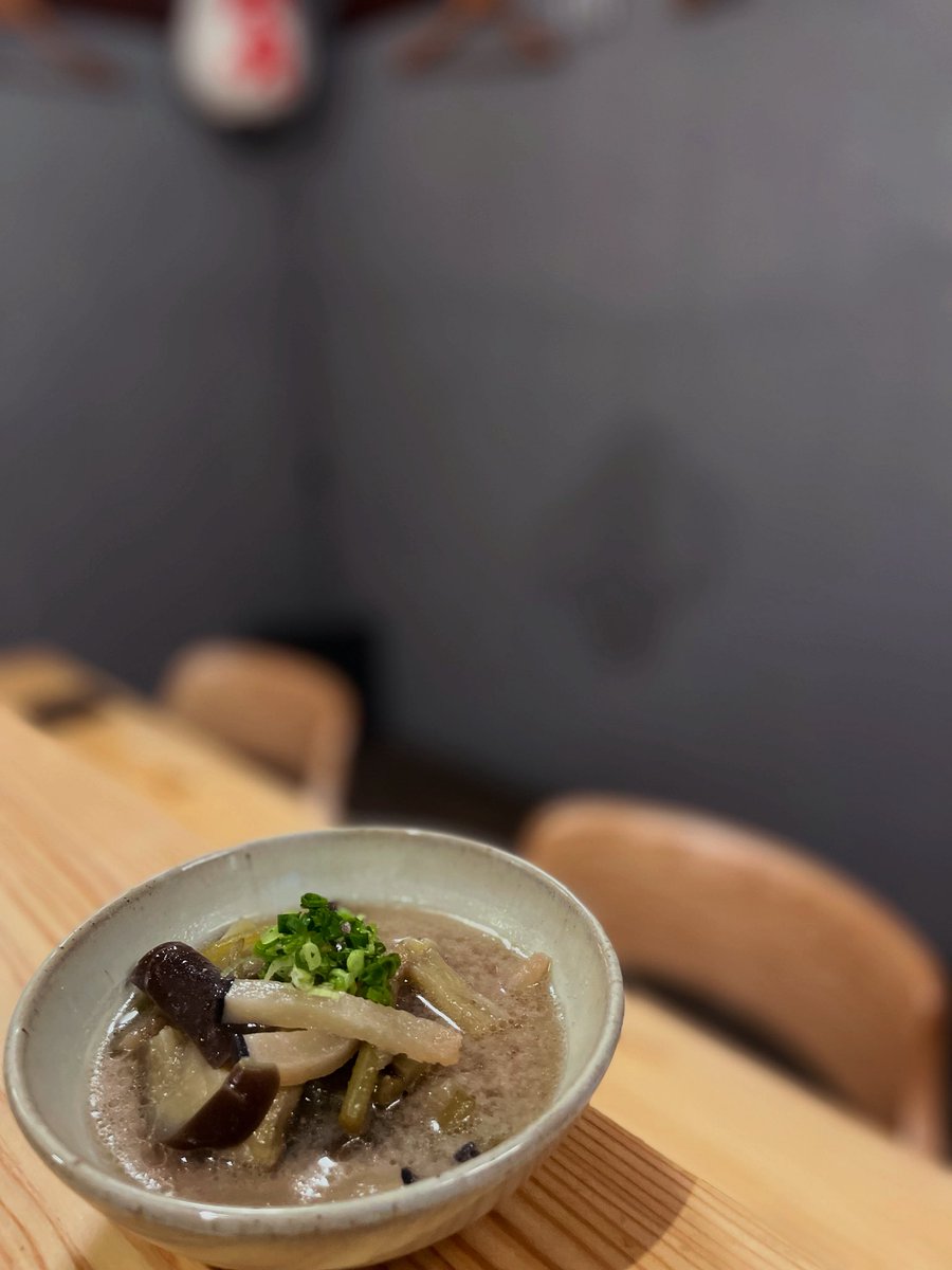 namahagedabe's tweet photo. 8月10日(月)18時、秋田さけ寅開店します。

塩鯨と茄子、みずの貝焼き

塩鯨からでる濃厚な脂と塩気で旬の茄子とみずを味噌仕立てにした秋田の夏のスタミナ郷土料理。
高校野球みながら鯨貝焼き、夏です。

本日も宜しくお願いします。
予約☎️07085191774

#秋田さけ寅
#おでんや
#酒場 https://t.co/olbfTRlk9n