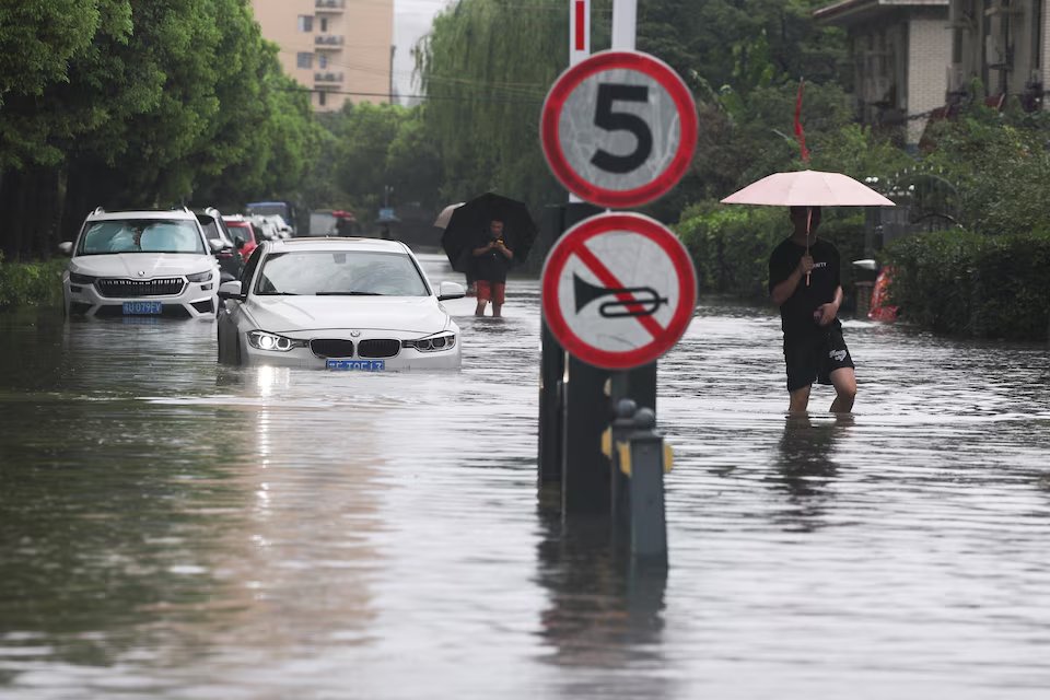 CoinMarginalX's tweet photo. 🚨BREAKING: Typhoon Dolphin slams China's east coast — Shanghai flooded, 943 flights cancelled, city under siege Beijing braces for torrential rain as storm barrels toward the capital . https://t.co/kmdGsaeF7f