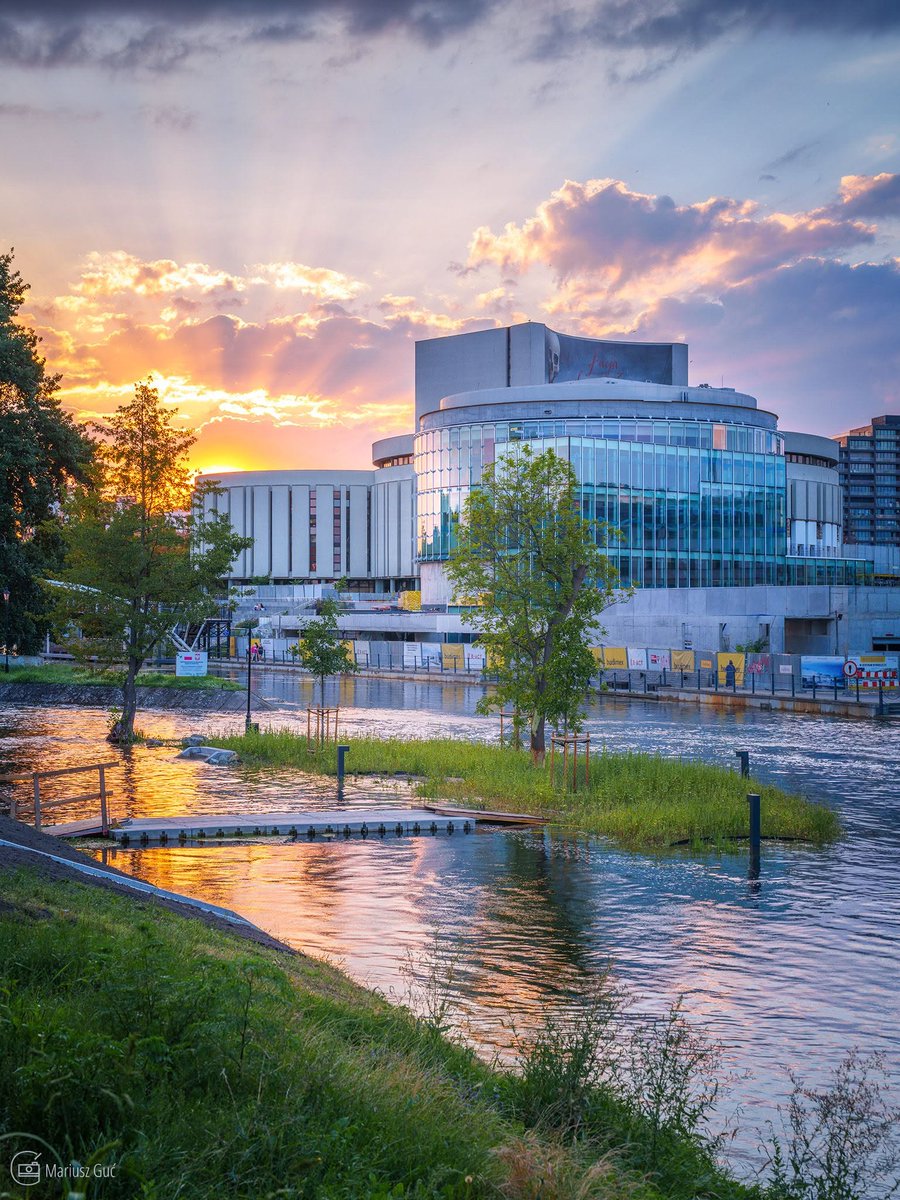 BydgoszczPL's tweet photo. Wczorajsze ostatnie promienie słońca nad Operą Nova w Bydgoszczy 

📸 Fot. Mariusz Guć Fotografia
---
Pochwalcie się swoimi kadrami i nagraniami w grupie FOTO Bydzia! Najciekawsze materiały trafią także na naszą stronę na X oraz Instagramie. 📷 https://t.co/c3mtasxu7o