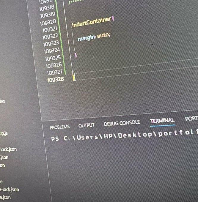 Samaytwt's tweet photo. Just opened a codebase with 100,000 lines of CSS. 

Who the fuck writes 100k lines of CSS?😭 https://t.co/heGZlFuJgw