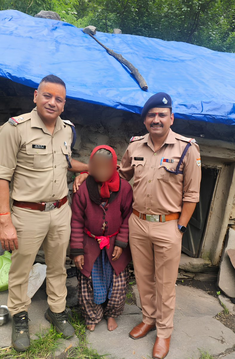 chamolipolice's tweet photo. जब पूरा गांव खाली हो गया… तब दो बुजुर्गों का सहारा बनी चमोली पुलिस https://t.co/sHyBQH5vMD