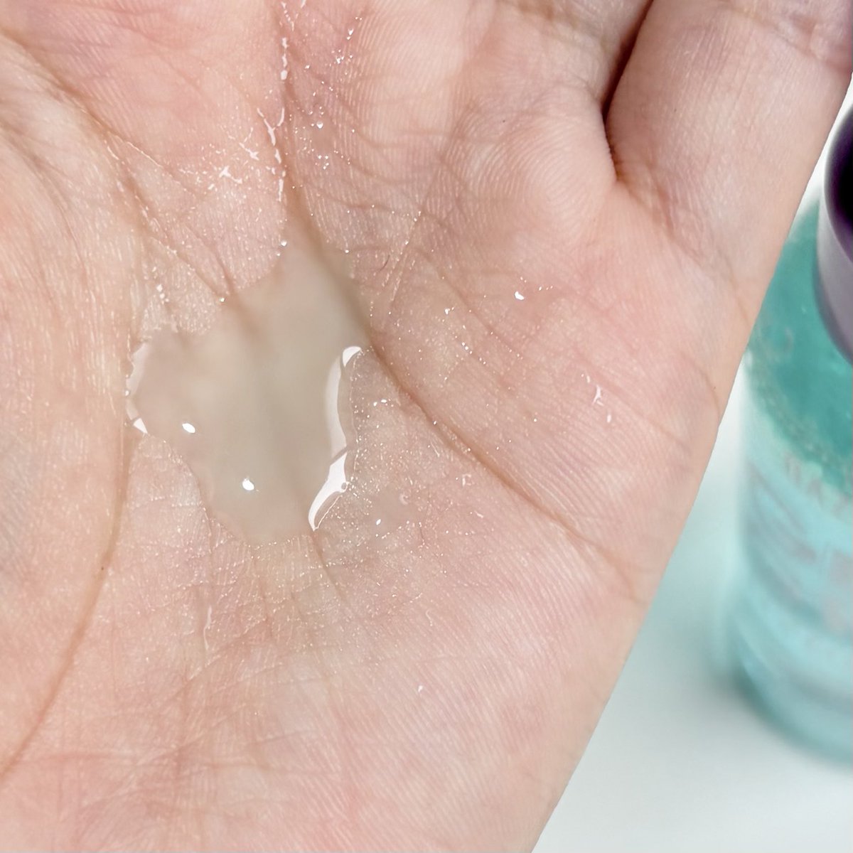 adaymoodd's tweet photo. สรุปกดตัวไหนดี!? สเปรย์ล็อคเมคอัพ Dazzle Me ขวดฟ้า VS ขวดขาว

Hydro Fix (ฟ้า): สายผิวฉ่ำน้ำ เติมความชุ่มชื้น ล็อคเมคอัพกริบ ไร้ชิมเมอร์ ฟีลผิวดีมาตั้งแต่เกิด! เหมาะกับคนที่หน้าแห้ง เมคอัพชอบตกร่อง 

Shimmer Fix  (ขาว): สายแฟสายคอนเทนต์ชิมเมอร์วิ้งค์ละเอียด ฉีดแล้วหน้าสว่าง หน้าพุ่งเล่นแสงตะโกน ถ่ายรูปขึ้นสุดดดด

สรุป: ฉ่ำน้ำธรรมชาติ = ฟ้า / ฉ่ำวิ้งค์เล่นแสง = ขาว หรือถ้าโลภก็จัดคู่ไปเลยจบๆ 55555

https://t.co/SOa4c2SWEp

#HydroSpray #ShimmerSpray