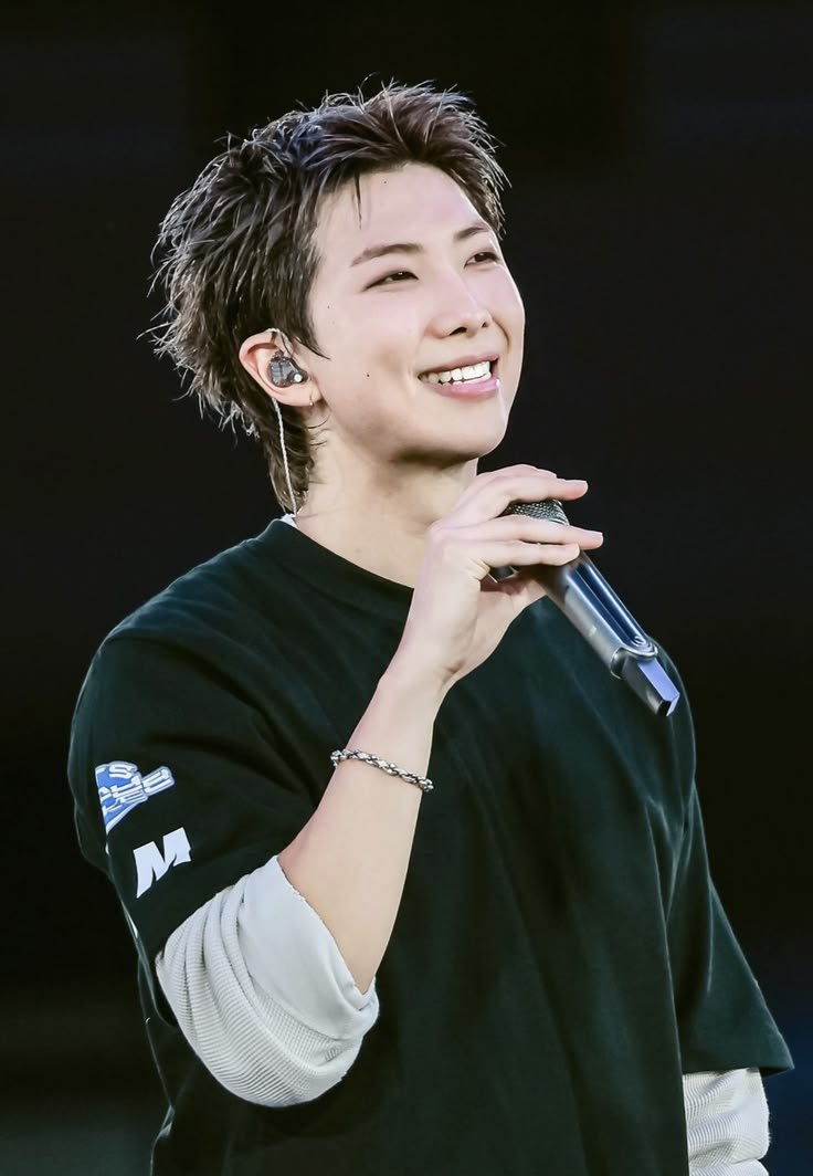 RMztbi's tweet photo. Who is your favorite in BTS 💜🇰🇷💜 https://t.co/AqEk9F5vjX