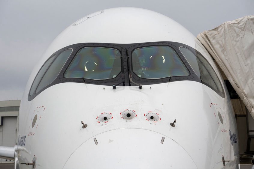 MrTayaran's tweet photo. ايرباص ناويه تريح الطيارين اكثر 

بعد تجارب A350 لهبوط وإقلاع ذاتي في 2022

ايرباص يحاولو التخلص من أنظمة الهبوط الأرضية. واستبدالها بالذكاء الاصطناعي وكاميرات

يعني الطائرة تسوي الهبوط كامل للبوابه بكاميراتها وسوفتوير والطيار مرتاح 

بعد fly-by-wire .. الحين fly-by-code

✈️✈️ https://t.co/LM4ZovNAOz