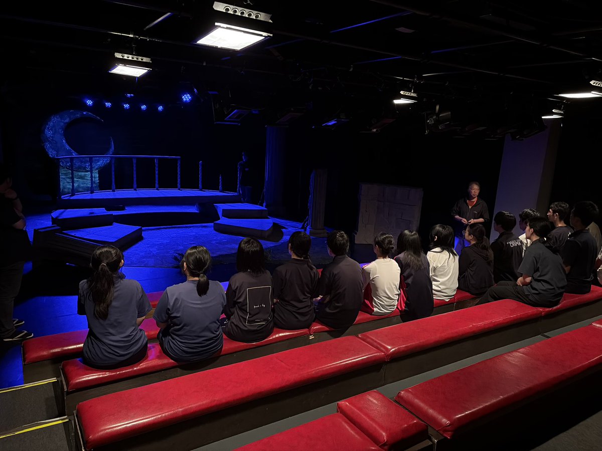 neec_engeki's tweet photo. 【千葉県高校演劇講習会】
毎年夏に3日間、県内の高校演劇部200名ほどが集まりプロの講師方から実践的な知識や技能を学びます✨

本日から❣️
演劇・裏方に分かれて実習を行います😊
最終日の本番に向けて頑張りましょう🔥

 #日本工学院  #演劇スタッフ科  #高校演劇 https://t.co/v2UrxDAjsS