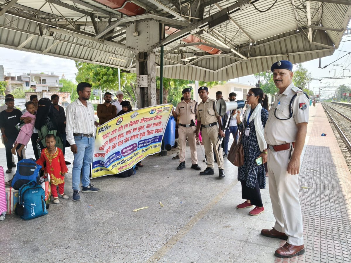 JapilKumar57441's tweet photo. बाल विवाह, बाल तस्करी, बाल श्रम एवं महिला सुरक्षा को लेकर रेलवे-स्टेशन एवं विधालय में जागरूकता अभियान गया 
#justrightforchild  @Bhuwan_Ribhu  @JustRightsIndia @police_aurangab 
@NGO #justright @riteshvvv1234 https://t.co/TRnzhANDvV
