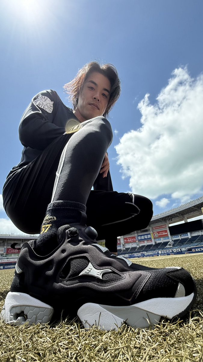 chibalotte_pr's tweet photo. #小川龍成 選手が履きこなしているのは……「Reebok×千葉ロッテマリーンズ」コラボシューズ！ 「靴ひもが無くてデザインがカッコイイですね！」と大絶賛です！
 ▼https://t.co/GzwDv43Mxh #chibalotte #広報 #Reebok #リーボック https://t.co/lGh5dgIvLK