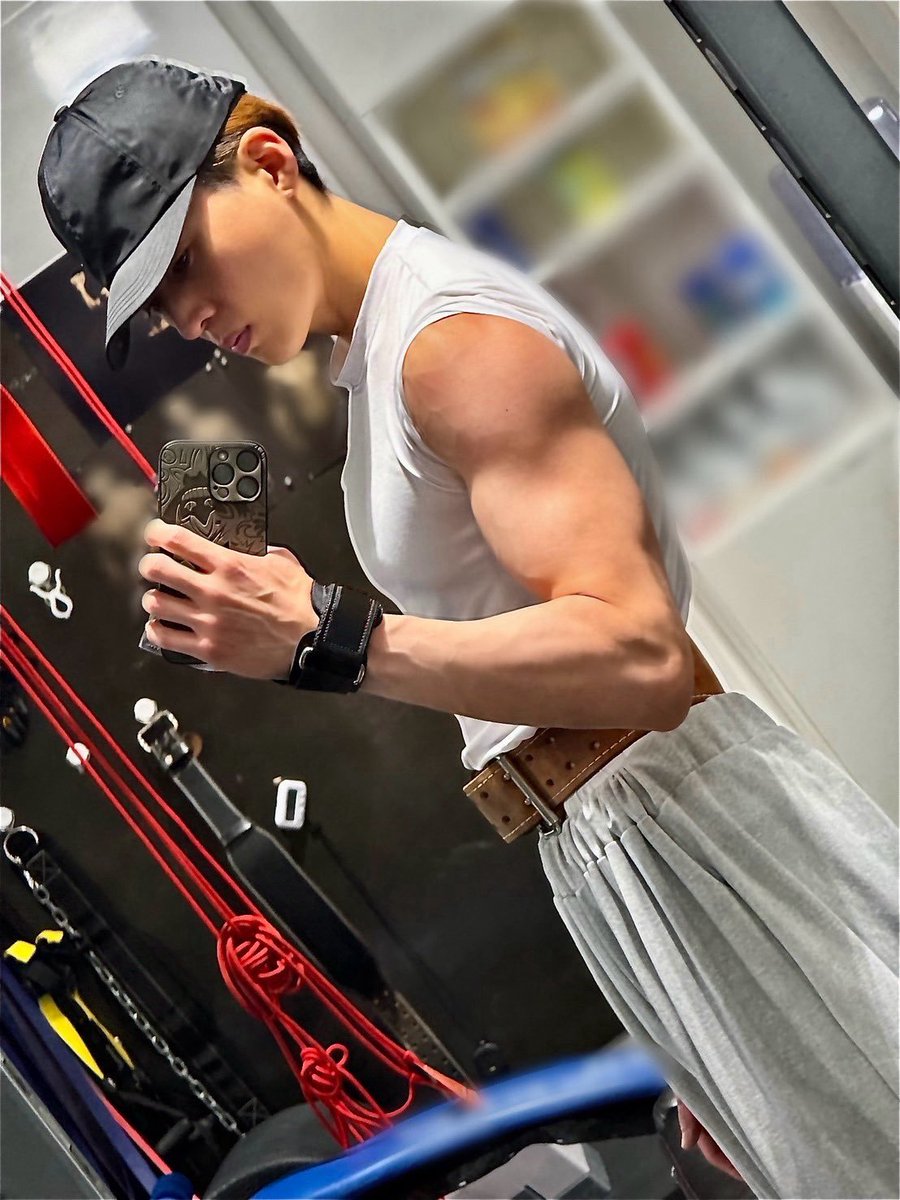 FeiyaXiao's tweet photo. 原作ファンの皆さん、この凛ちゃんの筋肉はいかがでしょうか！？🥹💪✨
​#ブルーロック
#糸師凜
#八木勇征 https://t.co/mZylFt7zDp