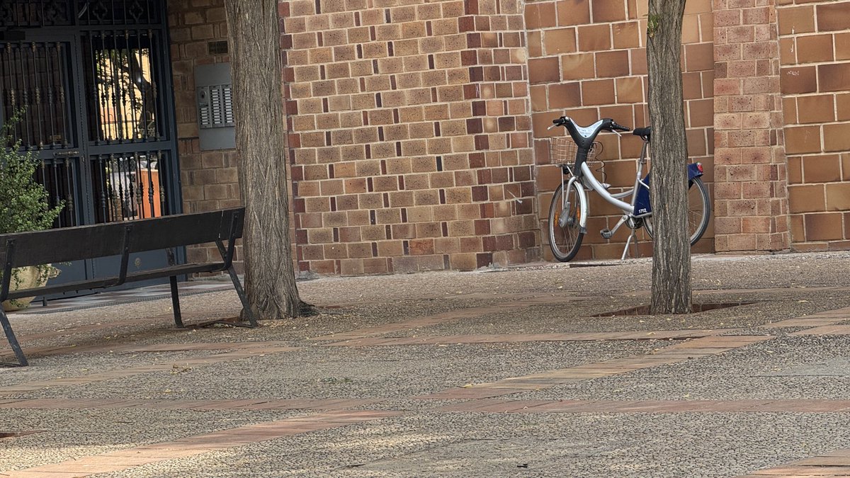 olaiz's tweet photo. @ValenbisiOfi amaneció una bicicleta en la
Entrada de la finca es la bici 1712 https://t.co/8bNDFKJJZ2