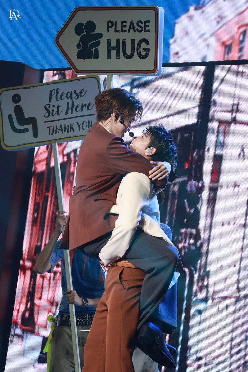 majoh2221's tweet photo. น้องบอกอยากเห็นมุมA3กับจังหวะนี้ อ่ะลัดคิวงมรูปให้ก่อนเลย..นอกจากหน้าคนพี่จะฝังอกยัยจนมิดตอนกระโดดให้เขาอุ้มแล้ว ฮียังเอาขาเกี่ยวเมะไว้ด้วย หนัก หนักเลยระดับความคลั่งรักของฮีวันสุดท้าย แม่ยอมแล้วน้องมาร์ค เอาลูกแม่ไปเลยสินสอดไม่ต้องแล้วจ้าาาา

JUNIORMARK ALWAYS SUNNYMOON

#JuniorMarkConcertD3
#junniors #markjrtn
#juniormark