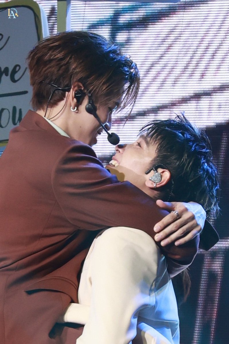 majoh2221's tweet photo. น้องบอกอยากเห็นมุมA3กับจังหวะนี้ อ่ะลัดคิวงมรูปให้ก่อนเลย..นอกจากหน้าคนพี่จะฝังอกยัยจนมิดตอนกระโดดให้เขาอุ้มแล้ว ฮียังเอาขาเกี่ยวเมะไว้ด้วย หนัก หนักเลยระดับความคลั่งรักของฮีวันสุดท้าย แม่ยอมแล้วน้องมาร์ค เอาลูกแม่ไปเลยสินสอดไม่ต้องแล้วจ้าาาา

JUNIORMARK ALWAYS SUNNYMOON

#JuniorMarkConcertD3
#junniors #markjrtn
#juniormark