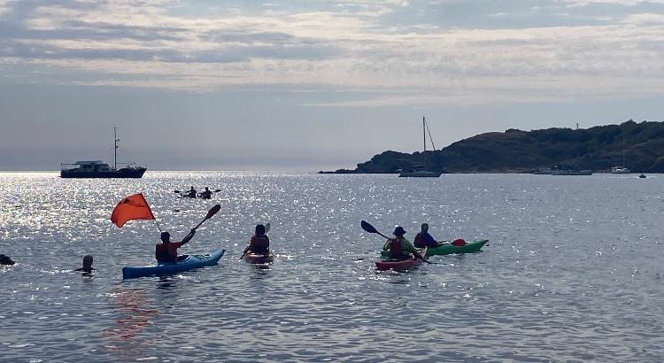 SosCostaBrava's tweet photo. 🌊 Ahir vam tornar al mar per defensar la posidònia a la platja de Garbet
🚣 Vam navegar fins a Port Joan, vam col·locar boies de protecció i vam parlar amb diverses embarcacions fondejades sobre aquest hàbitat
💚 Gràcies a tothom. On som nosaltres, les àncores no! https://t.co/bTCE8yhe77