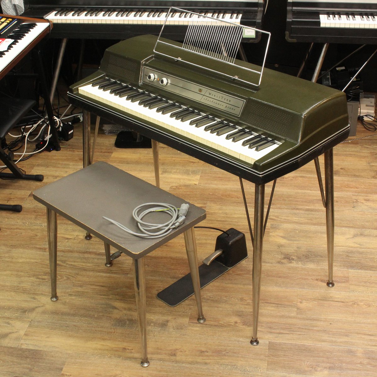 1484_shinjuku's tweet photo. WURLITZER 200 GREEN 1969 値下げしました!!
エレピの伝説的名機!!1968~74年までの初期型モデル!!金属のリードをハンマーで叩いて振動させて発音するものでコロコロとした音が特徴!!こちらはかなりレアな、色がGREENのタイプ!!
#Wurlitzer #キーボードマート新宿 https://t.co/WmZ8UYr399