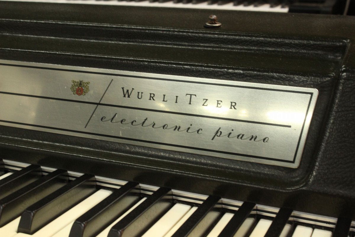 1484_shinjuku's tweet photo. WURLITZER 200 GREEN 1969 値下げしました!!
エレピの伝説的名機!!1968~74年までの初期型モデル!!金属のリードをハンマーで叩いて振動させて発音するものでコロコロとした音が特徴!!こちらはかなりレアな、色がGREENのタイプ!!
#Wurlitzer #キーボードマート新宿 https://t.co/WmZ8UYr399