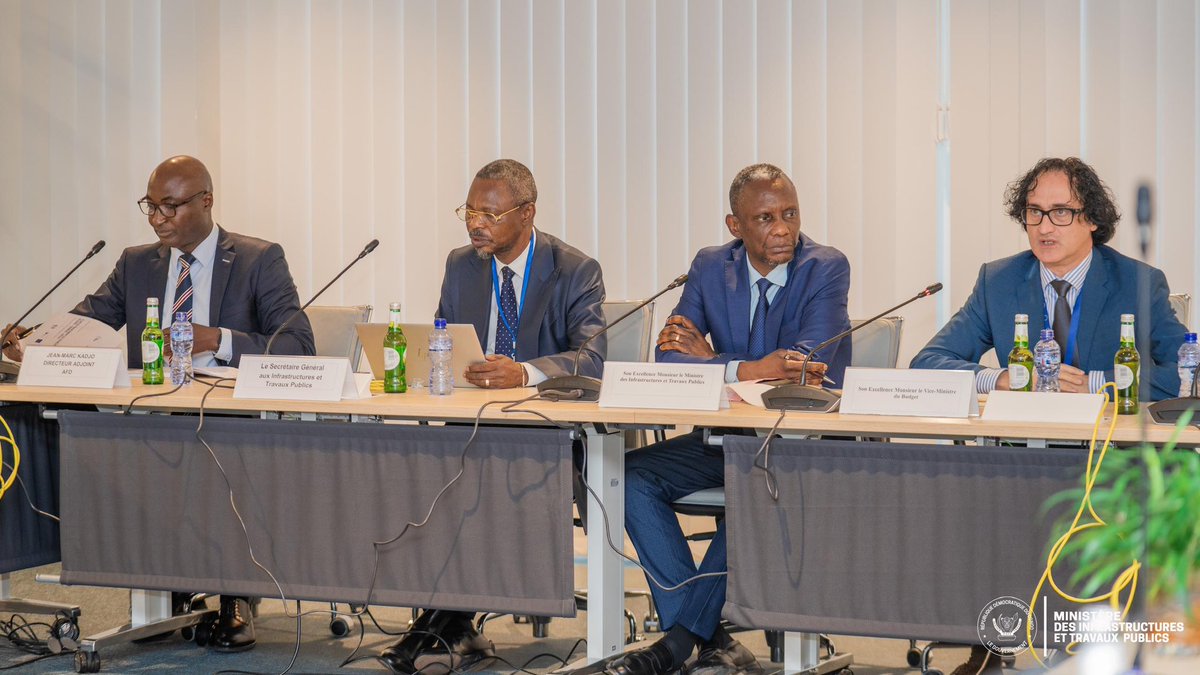 central_sage's tweet photo. GRAND ÉQUATEUR : LE DÉSENCLAVEMENT EN MARCHE

Plus de 500 millions USD pour le Corridor 6 : Zongo-Boyabo-Gemena-Akula-Lisala.
Routes, ponts, ports. Le Couloir Vert qui va relier l’Ouest à l’Est.
Début des travaux : fin 2027. #RDC #Infrastructures #JohnBanzaLunda https://t.co/7okV6eeoqJ
