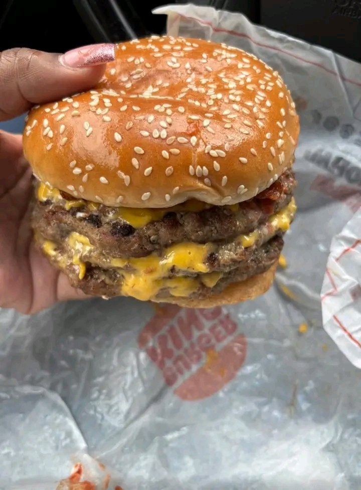 MissLELOMK1's tweet photo. And ya'll can have them Whoppers. I’ve always been a BACON KING GIRLY 🤏🏽🤏🏽🔥🔥🔥🔥🔥

KING BURGER 🍔😋 https://t.co/b6GsVsDM03