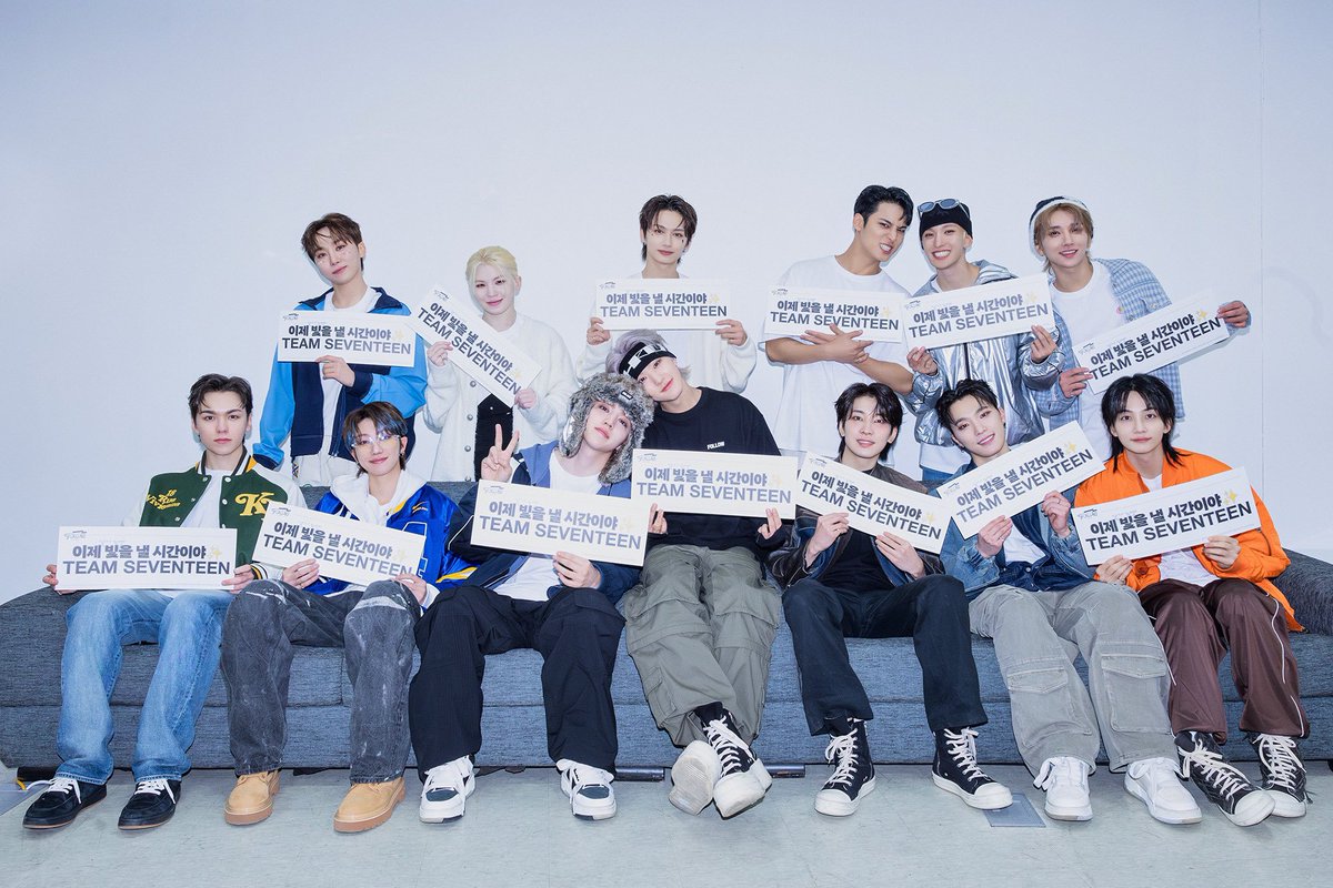 17kimin9yu's tweet photo. Dear Carats, kalau tulisan ini lewat tl kalian, aku harap kalian baca ini ya🥹💎

Kita lagi mellow kan karena announcement member wamil udah dikeluarin semua? Hmm 2028 kayak masih lama banget... ngebayanginnya aja kayak perjalanan panjang

Aku paham, gaada yang tau gimana 2 tahun ke depan bakal berjalan. Tapi aku cuma berdoa supaya kita semua selalu sehat dan sabar nungguin mereka kumpul lengkap ber-13 lagi, dan semoga mereka juga selalu baik-baik aja di sana.

Selagi mereka ngelaksanain kewajibannya, ayo kita juga terus lakuin hal² positif. Biar nanti pas ketemu SEVENTEEN di 2028, kita udah jauh lebih baik dari sekarang (dari semua sisi)..

Walaupun di sini sebetulnya aku jg butuh dihibur karena biasku Mingyu balik belakangan😭, ayo kita sama-sama semangat dan kuat guys! Aku sayang kalian ❤️💎