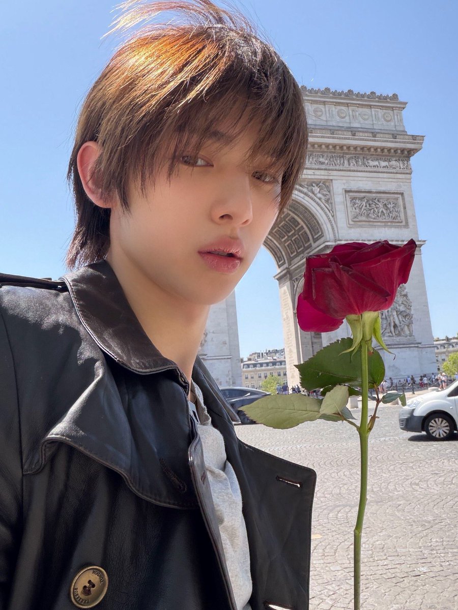 CreatorJuhoon's tweet photo. buat yang gatau ini namanya megang bunga mawar di paris loh ya di PARIS. 🙉🙉🙉🙉🙉🙉 https://t.co/PcXJDs0dGK