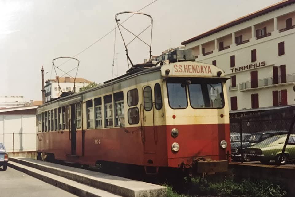 europa_tren's tweet photo. El Automotor MC-5 prestando servicio en la línea del "Topo" ( San Sebastián-Irun-Hendaya ), estación de Hendaya año 1974. Foto: Jaume Roca ( colección Ezequiel Pérez Martínez ) #EuropaTren #instarailtren #ViaEstrecha #TraccionElectrica #ElTopo #France 🇲🇫 #FelizLunes https://t.co/TvTBODUUnQ