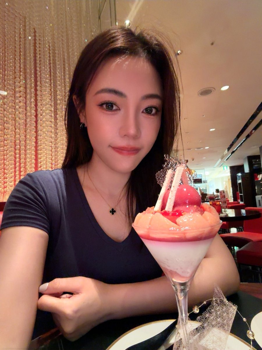 KT7156's tweet photo. 2026夏季限定🍑 桃パフェ
蜜漬け桃とレモンバーベナ香るブランマンジェゼリーを底に、桃の果肉・ラズベリーゼリー・桃ソルベを重ねた贅沢な一品🍑
シュガークラフトのパリッとした食感もアクセント
桃の爽やかな甘さとアメリカーノのほろ苦さが絶妙☕️#桃パフェ #夏季限定 #カフェ巡り #スイーツ巡り https://t.co/FBuFWFm7w5