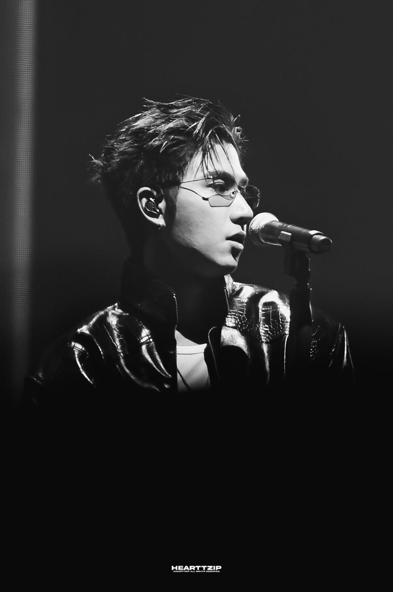 hearttzip's tweet photo. 260808 GMMTV FANFEST IN MACAU 

My coolest rockstar 🖤

PERTHSANTA STARLIT JOURNEY

#GMMTVFanfestInMacau2026
#PerthTanapon #Santapp 
#PerthSanta #เพิร์ธแซนต้า 
@perthppe https://t.co/RZ1sWj2s9S