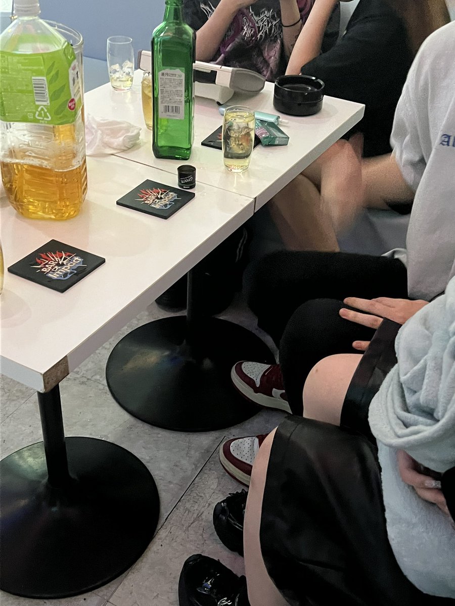 iiiii_on1's tweet photo. 後輩が俺のバーで女3人対男1人の趣味飲みしてた

俺9対1だよ？

まだまだだね

@fool_loolll https://t.co/LY0l4NyyaO