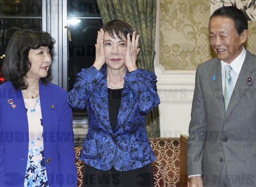 akabanejirou's tweet photo. 安倍内閣の後、
ひどかった岸田内閣。

それに輪をかけてボロボロにした、
石破内閣。

日本人は、
特にこの二人によって
危機感を感じ、
日本の政治に、
日本人であることの意味に、
目覚めました。

そのおかげで高市内閣は
誕生しましたが、
「よーい、ドン」のスタートライン、

「30メートルほど後ろから」

に、なっちゃった。

やれやれ、って感じですが、
今は高市内閣で幸せですから。

今の幸せをかみしめて、
口いっぱいに感じたら、
みんなで歩いていきましょうね❤

＃高市内閣一択　＃写真がほのぼの
＃サナ総理顔のシワのばしてる
