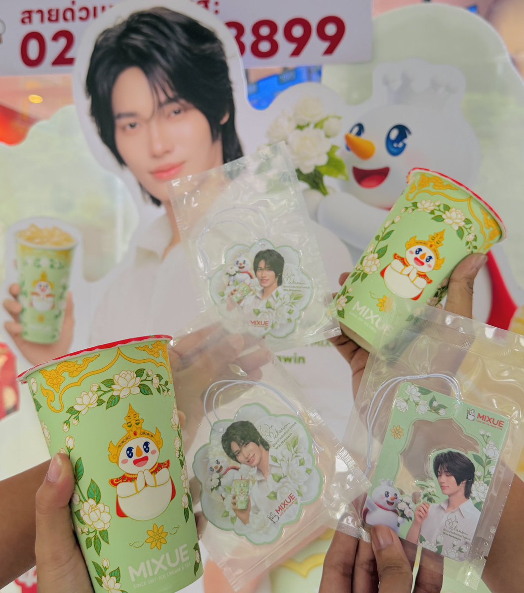 timkrubb's tweet photo. Staff : Only this left.
Us : TAKE IT ALL KHA 🤣

Need more for another two design 🥺 

#หอมละมุนกรุ่นกลิ่นมะลิ #นมชาเขียวมะลิ #MIXUEJasmineTea #WinMetawin https://t.co/fWWISuaNCg