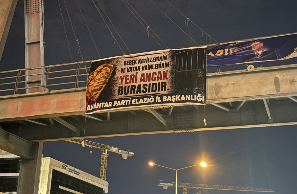 HalilSarisin's tweet photo. Allah’a yemin olsun;

Babasız büyüyen çocukların hesabını unutmayacağız.
Evladının ardından gözyaşı döken anaların hesabını unutmayacağız.
Yarım kalan hayatların, sönen ocakların, toprağa verdiğimiz aziz şehitlerimizin hesabını unutmayacağız.

Şehitlerimizin kanını; siyasi hesaplara, pazarlıklara ve koltuk uğruna kurulan hiçbir denkleme kurban ettirmeyeceğiz.

Ve herkes şunu iyi bilsin:
Bedeli ne olursa olsun, şehitlerimizin aziz hatırasını çiğnemeye kalkan kim varsa, karşısında bizi bulacaktır.
@yavuzagiraliog @anahtarparti @tkeskinkilic @24MuratTekin